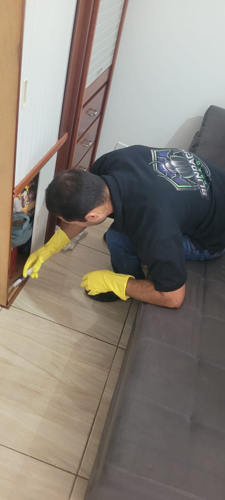 Técnico da Blindagem Pragas realizando aplicação junto ao piso